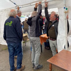 Met man en macht worden de tenten aan de grond gehouden.